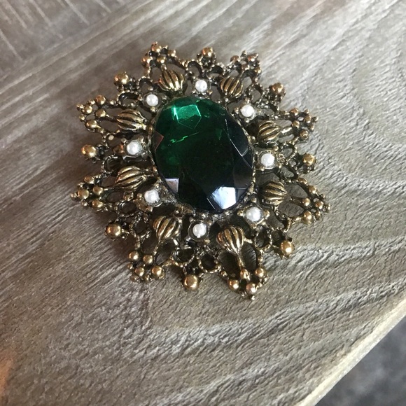 Vintage Brooch with Pearls & Green Rhinestone - Picture 2 of 4